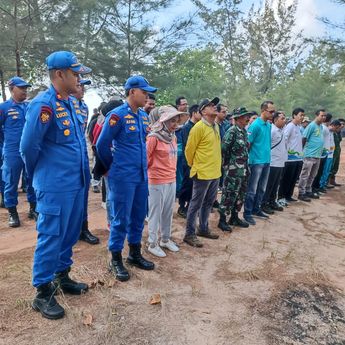 Peduli Lingkungan, Volunteer PLN UPK Babel Bersama Masyarakat Bersihkan Sampah di Pantai Karang Emas Air Anyir