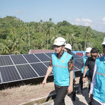 Masyarakat Pulau Bembe Kabupaten Selayar Nikmati Listrik Bersih dari PLTS PLN 176 kWp