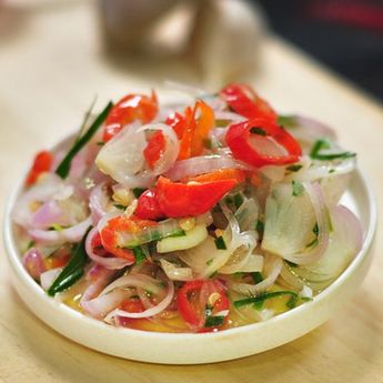 Segar dan Pedas, Berikut Ini Cara Membuat Sambal Matah       