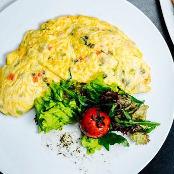 Ide Bekal Praktis dengan 3 Telur, Berikut Resep Telur Dadar Sayuran 