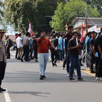 Ratusan Personel Polresta Pangkalpinang Amankan Aksi Kawal Putusan MK Di Titik Nol Kilometer Pangkalpinang