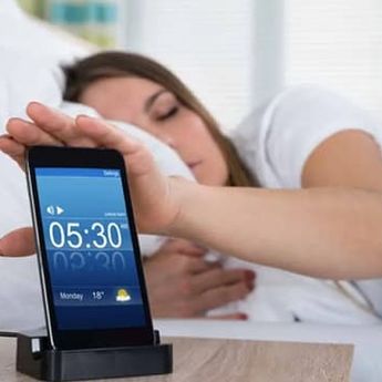 Sering Pakai Ponsel sebagai Alarm?  Waspada 4 Hal Buruk Ini 