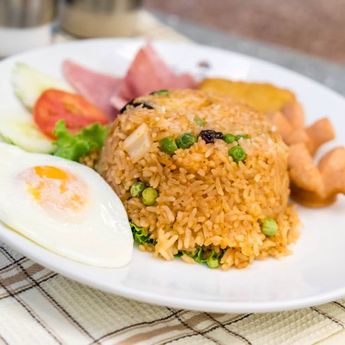 Pakai Bakso dan Sayur, Berikut  Cara Membuat Nasi Goreng Meriah untuk Bekal              