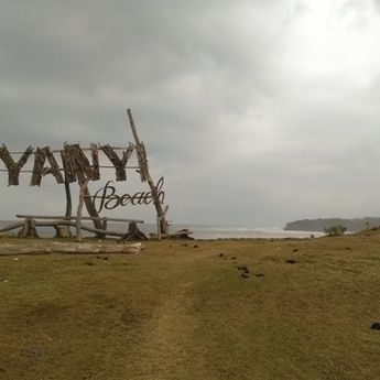 Nikmati Keindahan Panorama Sunsetnya yang Memukau di Pantai Nyanyi Bali      