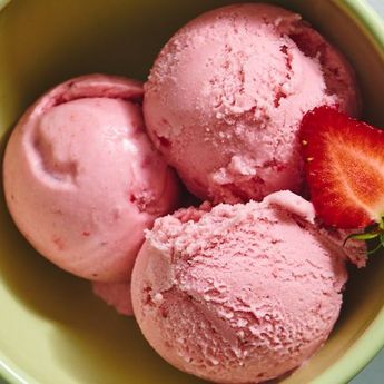 Cuma 3 Bahan, Berikut Cara Membuat Es Krim Stroberi Yoghurt 