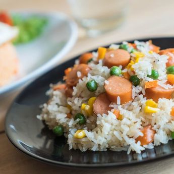 Berikut ini Cara Membuat Nasi Goreng Sosis Favorit Anak-anak