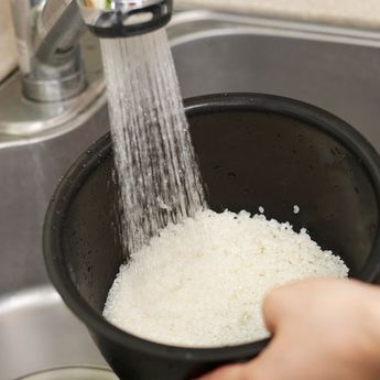 Ternyata, Bahaya Jika Mencuci Beras Langsung di Panci Rice Cooker