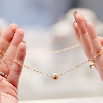Ini 5 Tips Perempuan Karier Memilih Emas Berkualitas untuk Investasi dan Perhiasan