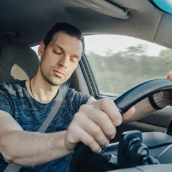 Cara untuk Aman Berkendara Jauh Tanpa Microsleep  