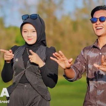 Lirik Lagu "Tia Monika" Yang di Nyanyikan Oleh Dek Aroel