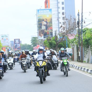 Motoran ke Banyuasin, Gubernur Herman Deru Tanam Padi hingga Safari Jumat