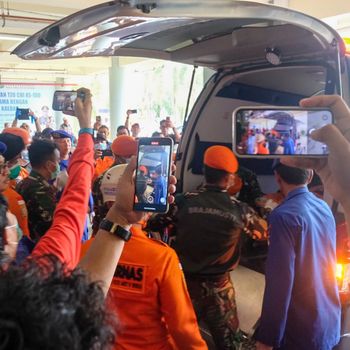 Jenazah Seluruh Korban Kecelakaan Helikopter PK-CFX Tiba di RS Bhayangkara Pontianak, untuk Proses Identifikasi DVI