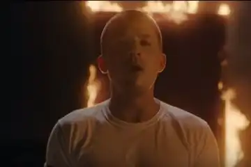 Charlie Puth dalam video klip terbarunya, I Warned Myself