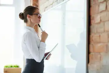 Ilustrasi seorang wanita sedang berpikir.