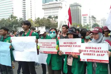 Mahasiswa berdemo didepan patung kuda (28/10)