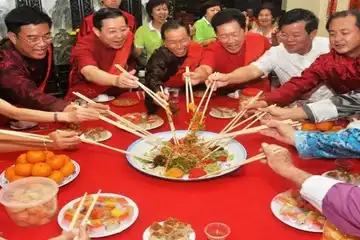 tradisi makan Yu Sheng bersama keluarga saat imlek