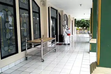 Antisipasi Covid-19, Pemkot Palembang Semprotkan Disinfektan di Masjid &amp; Sekolah
