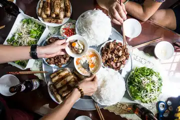 Ilustrasi makanan yang harus dihindari saat sahur