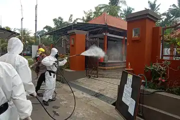 Anggota unit Kimia, Biologi, dan Radioaktif-Nuklir (KBR-N) Sat Brimobda Bali senantiasa melaksanakan himbauan serta penyemprotan cairan disinfektan ke desa-desa.