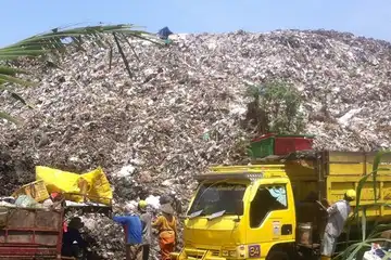 Semprot Disinfektan pada Sampah