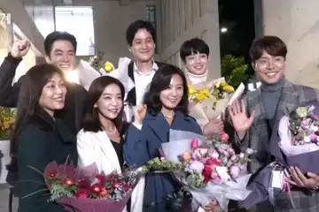 Para pemain The World of the Married mengucapkan rasa terimakasih kepada penonton