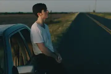 Lirik dan terjemahan 'Paris In The Rain' - LAUV