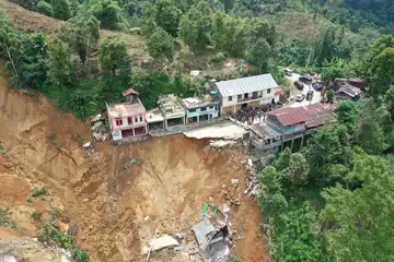Contoh teks eksplanasi tentang tanah longsor.