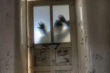 Kisah Horor: Teriakan Perempuan Menemani Saat Lembur di Kantor, Mengintip dari Pintu