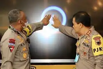 Kapolda Jateng Irjen Pol Ahmad Luthfi (kanan) dan Wakapolda Jateng Brigjen Pol Abioso Seno Aji (kiri) saat meluncurkan aplikasi