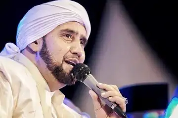 Simak lirik lagu 'Padang Bulan' versi sholawat yang dibawakan oleh Habib Syech berikut ini.