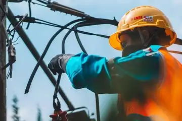 Salah seorang pekerja PLN sedang memperbaiki kabel listrik.