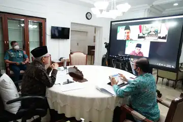 Wakil Presiden KH Maruf Amin melakukan konferensi video dalam rangka mendukung kemajuan UMKM Santri di kediaman wapres Jl Diponegoro, Jakarta Pusat, Rabu (21/10/20)