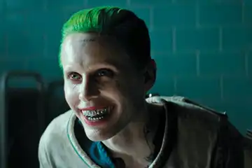 Jared Leto berperan sebagai Joker.
