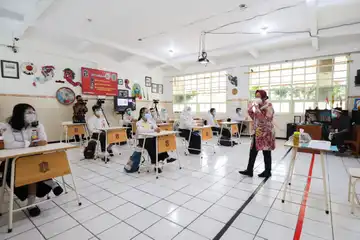 Wali Kota Risma saat memberikan semangat dan materi pembelajaran dalam simulasi sekolah tatap muka di SMPN 1 Surabaya, Selasa (08/12/2020).