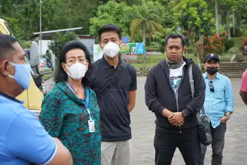 GKR Hemas  didampingi cucunya RM Gusthi Lantika Marrel Suryo Kusumo (kaos biru gelap) saat meninjau droping air di bak komunal Gardu Pandang Kaliurang, Jumat (15/01/2021)