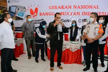Menteri Perhubungan Budi Karya Sumadi saat meninjau langsung penggunaan alat GeNose C19 di Terminal Kampung Rambutan, Minggu (24/1/2021). 