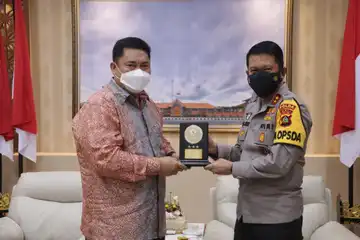  Kapolda Bali Irjen. Pol. Drs. I Putu Jayan Danu Putra, S.H., M.Si., saat menerima Kunjungan Kerja (Kunker) Kepala Badan Narkotika Nasional Republik Indonesia Komjen. Pol. Dr. Drs. Petrus Reinhard Golose, M.M.