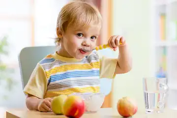 Ilustrasi anak sedang makan.