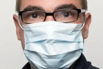 Tips agar kacamata tidak berembun saat memakai masker