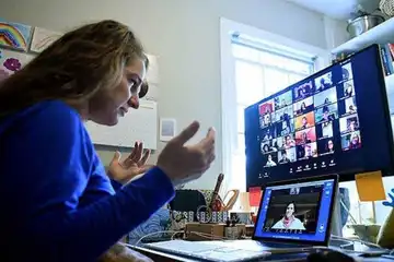 Ilustrasi belajar online menggunakan aplikasi konferensi video zoom atau Google Met