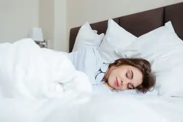 Illustrasi tidur pakai selimut