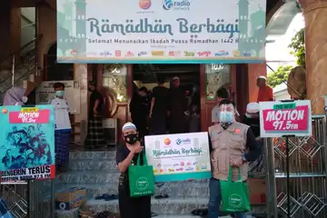 Pembagian takjil oleh KG Radio Network