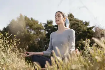 Ilustrasi seorang perempuan sedang yoga.