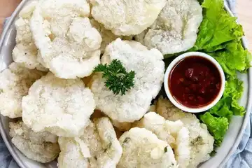 Ilustrasi cireng dengan bumbu rujak yang sangat lezat. Agar cireng kenyal dan krispi, Anda harus memperhatikan tips ini