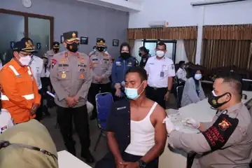Kapolda Sumsel Tinjau Pelaksanaan Vaksinasi di PT KAI Palembang