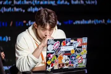 Ilustrasi Nam Joo Hyuk dalam drama Korea Start Up sedang bekerja