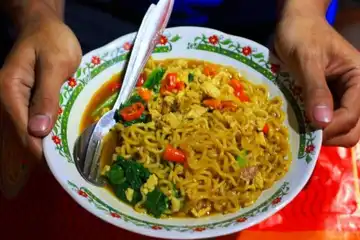 Illustrasi kudapan Mie Nyemek khas Yogyakarta