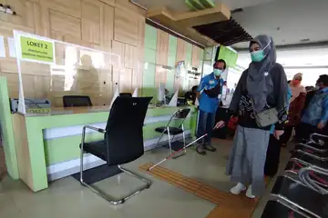Seorang tunanetra mencoba guiding block di RSUD Sultan Suriansyah