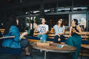  Zodiak yang Paling Akrab Dengan Tetangganya
