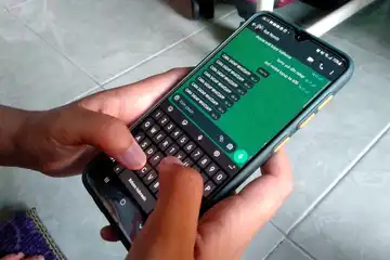 Ilustrasi Cara Melihat Chat WA yang Sudah Dihapus Lama